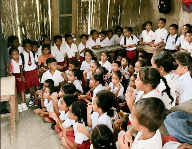 Menolak Menyerah pada Keterbatasan, Geng Waras Bagikan Alat Tulis Bagi Siswa di Pelosok NTT